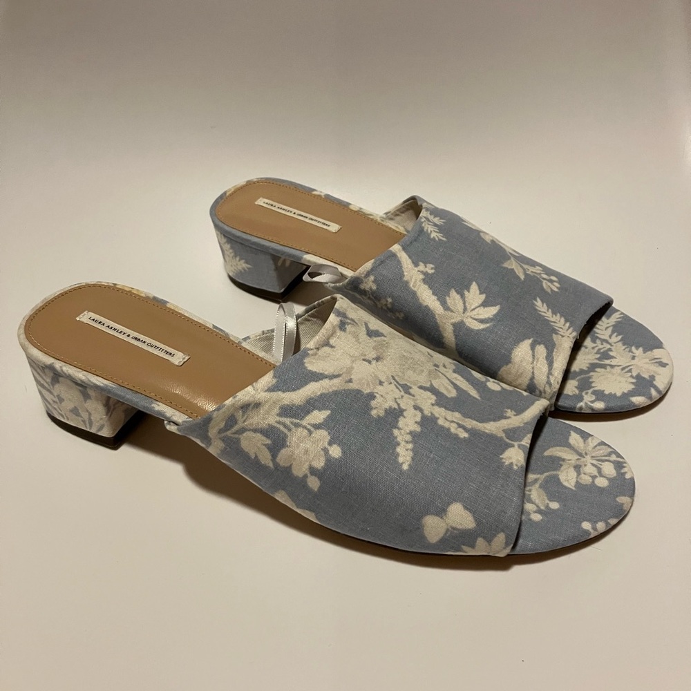 Laura ashley x UO Floral print Blue and White low heeled mules sandals heels 10